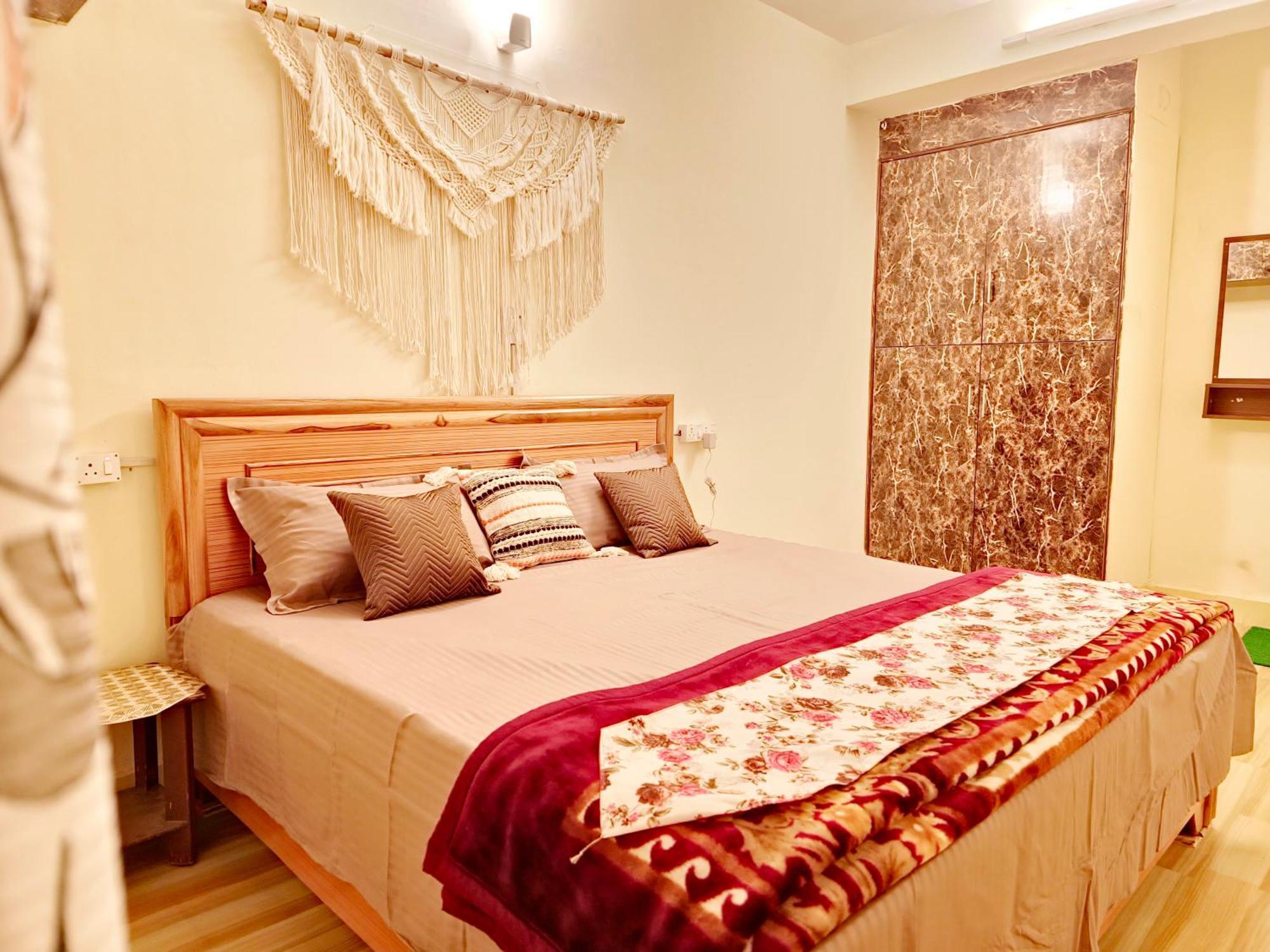 Apartment Bohemian Rhapsody - Queens New Delhi